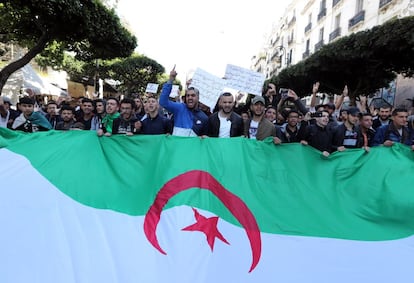 Estudiantes argelinos protestan un día después de que el presidente de Argelia, Abdelaziz Bouteflika, anunciara que no se presentará a la reelección de su quinto mandato y pospusiera las elecciones, en Argel.