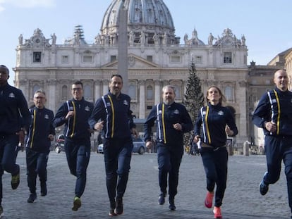 Integrantes da equipe de atletismo do Vaticano correm para a imprensa em frente à basílica de São Pedro.