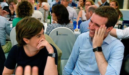 Soraya Sáenz de Santamaría y Pablo Casado durante la cena de verano del partido. 