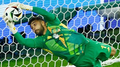 Soccer Football - Euro 2024 - Group B - Albania v Spain - Dusseldorf Arena, Dusseldorf, Germany - June 24, 2024   Spain's David Raya saves from Albania's Armando Broja REUTERS/Thilo Schmuelgen