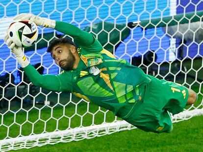 Soccer Football - Euro 2024 - Group B - Albania v Spain - Dusseldorf Arena, Dusseldorf, Germany - June 24, 2024   Spain's David Raya saves from Albania's Armando Broja REUTERS/Thilo Schmuelgen