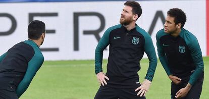 Messi, Suárez y Neymar, en el entrenamiento del lunes.