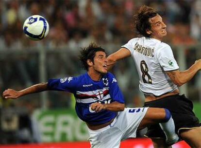 Ibrahimovic disputa un balón con Accardi.