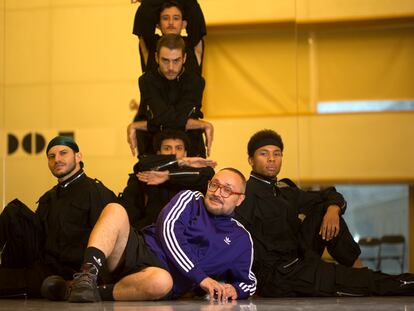 El coreógrafo Dani Pannullo con sus bailarines en Los Teatros del Canal.