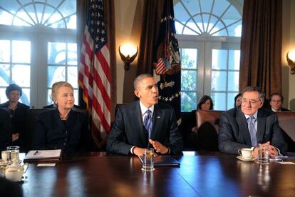 Barack Obama, flanqueado por Hillary Clinton (a su derecha) y Leon Panetta (a su izquierda) en una reunión de gobierno en la Casa Blanca.