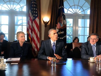 Barack Obama, flanqueado por Hillary Clinton (a su derecha) y Leon Panetta (a su izquierda) en una reuni&oacute;n de gobierno en la Casa Blanca. 