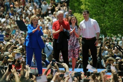 Hillary, Bill y Chelsea Clinton junto a Marc Mezvinskyas en un evento de la campaña presidencial de la demócrata.