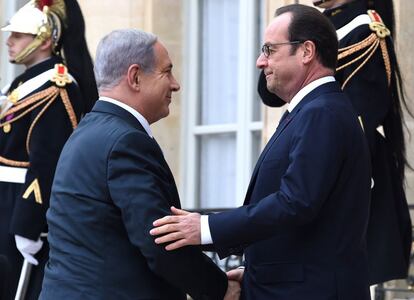 El president francès Francois Hollande rep el primer ministre israelià, Benjamin Netanyahu, abans de la manifestació.