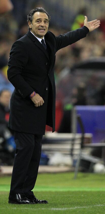 El entrenador de la selección italiana, Claudio Cesari Prandelli, durante el encuentro amistoso que disputan esta noche en el estadio Vicente Calderón, en Madrid. 