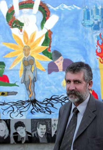 Alain David, frente a un mural pintado por jóvenes en Cenon.