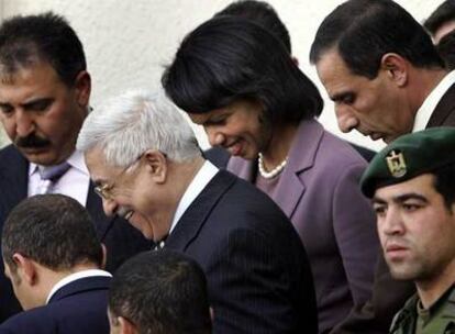 Condoleezza Rice y Mahmud Abbas sonríen tras la reunión mantenida ayer en Ramala.