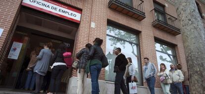 En la imagen, un grupo de personas hacen cola en una oficina del INEM en Alcal&aacute; de Henares (Madrid). EFE/Archivo