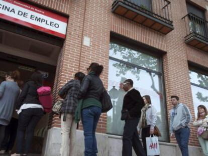 En la imagen, un grupo de personas hacen cola en una oficina del INEM en Alcal&aacute; de Henares (Madrid). EFE/Archivo