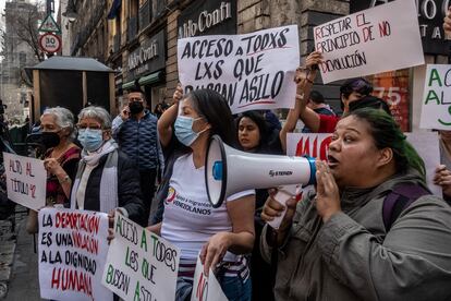 Durante el desarrollo de la Cumbre, manifestantes han intentado acercarse a Palacio Nacional para protestar en contra de las medidas anti migración adoptadas por el Gobierno de Estados Unidos. En la imagen, un grupo de activistas protestan en el centro de Ciudad de México, durante la Cumbre de líderes norteamericanos.