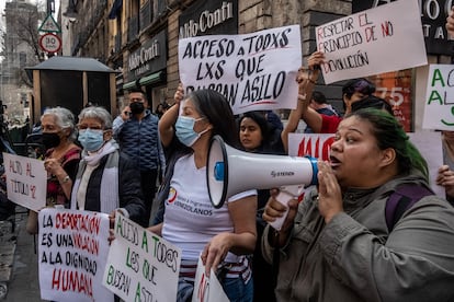 Diferentes organizaciones se manifiestan contra el Título 42 en el Centro Histórico de la Ciudad de México, este martes.