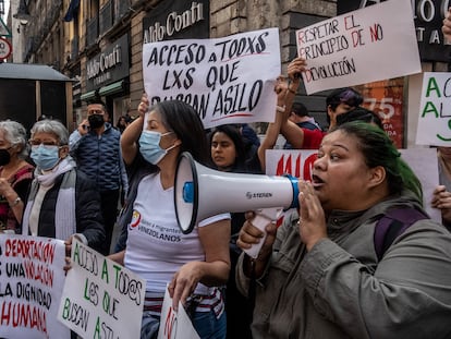 Diferentes organizaciones se manifiestan contra el Título 42 en el Centro Histórico de la Ciudad de México, este martes.