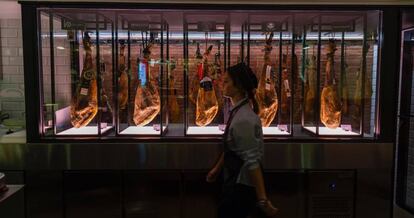 Bodega para jamones que El Corte Inglés ha instalado en el Gourmet Experiencie de su centro comercial de Goya.
