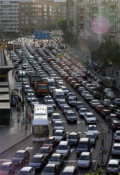 Imagen del atasco en la avenida de América.