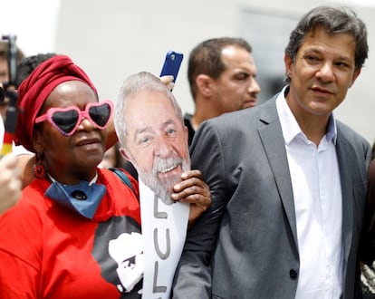 Apoiadora de Lula segura uma máscara do ex-presidente ao lado de Fernando Haddad, ex-candidato à presidência pelo PT, derrotado por Jair Bolsonaro. 