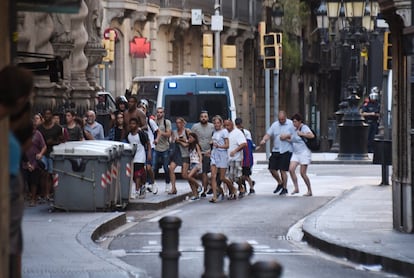 Varias personas abandonan la zona donde ha ocurrido el ataque.