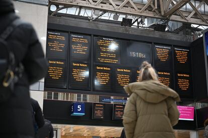 Un aviso especial en la estación Charing Cross informa a los pasajeros que todos los servicios de trenes del sureste se suspendieron debido a las severas condiciones climáticas en Londres (Inglaterra).