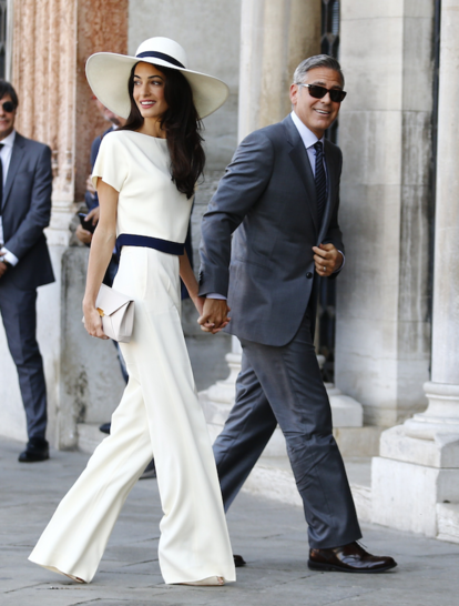 Amal Clooney. También por la diseñadora británica se decantó la abogada, su compatriota. Desmarcándose del vestido, para su boda civil en Venecia con George Clooney (después vendría la celebración) Amal eligió un conjunto de dos piezas con top y pantalón blanco con detalle azul, pamela -vuelve a confirmar el fenómeno- y el uso de otro accesorio nada habitual en las novias: un bolso. Para la celebración oficial Amal sí llevo vestidazo como marca la tradición, lo firmaba Óscar de la Renta.