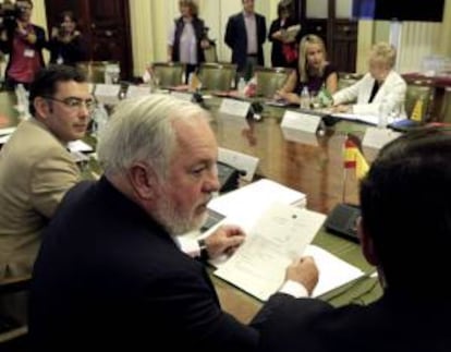 El ministro de Agricultura, Alimentación y Medio ambiente, Miguel Arias Cañete (d), presidió el Consejo Consultivo de Política Pesquera celebrado esta mañana en la sede del Ministerio, en Madrid.