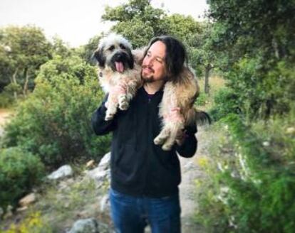 Pablo Iglesias, con su perro, en una fotografía de su cuenta de Instagram.