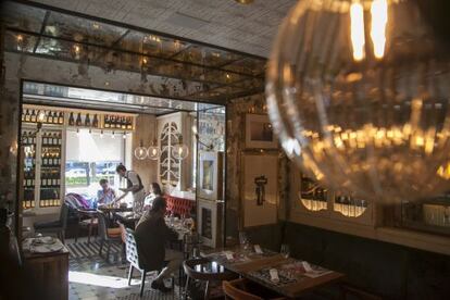 Comedor del restaurante Punk &amp; Bach, en Madrid, con interiorismo de L&aacute;zaro Rosa Viol&aacute;n. 