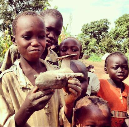 Niños sursudaneses construyen juguetes en el campo de refugiados de Yida. Foto: © UNHCR/K. Mahoney.