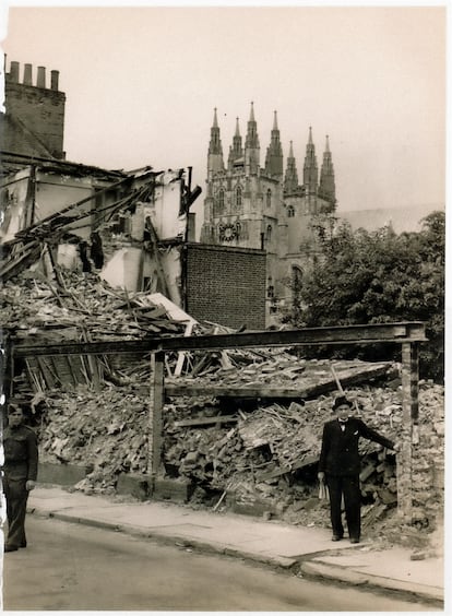 El periodista y escritor Manuel Chaves Nogales entre escombros en la ciudad de Canterbury, al sur de Inglaterra, que fue bombardeada, en la primavera de 1942. Fotos cedidas por la editorial El Paseo.