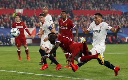 Sadio Mane del Liverpool marca el segundo gol de su equipo. 