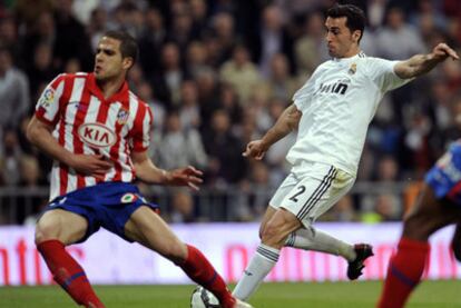 Arbeloa dispara para marcar el segundo gol del Madrid después de regatear a Domínguez.