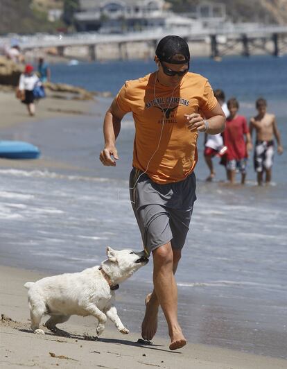 El perro de Matthew Mcconaughey es el más travieso y suele morderle el pantalón mientras corre.