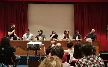 De izquierda a derecha: el codirector del festival Celsius 232 Diego García, el escritor y periodista Keith Stuart, el diseñador narrativo y novelista Jakub Szamalek, el escritor y periodista Ángel Luis Sucasas, la novelista y guionista Margareth Stohl, el diseñador narrativo Tom Jubert y el escritor Dan Abnett.
