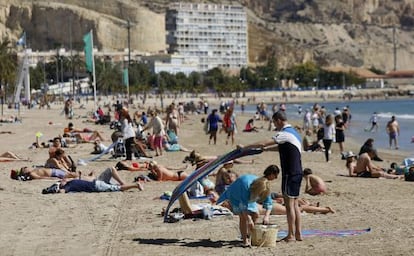 Vista de la playa del Postiguet en Alicante, esta Semana Santa.