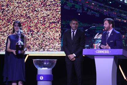 El Presidente de la CONMEBOL, Alejandro Domínguez, y Juan Román Riquelme en una ceremonia de la Copa Libertadores en 2019.