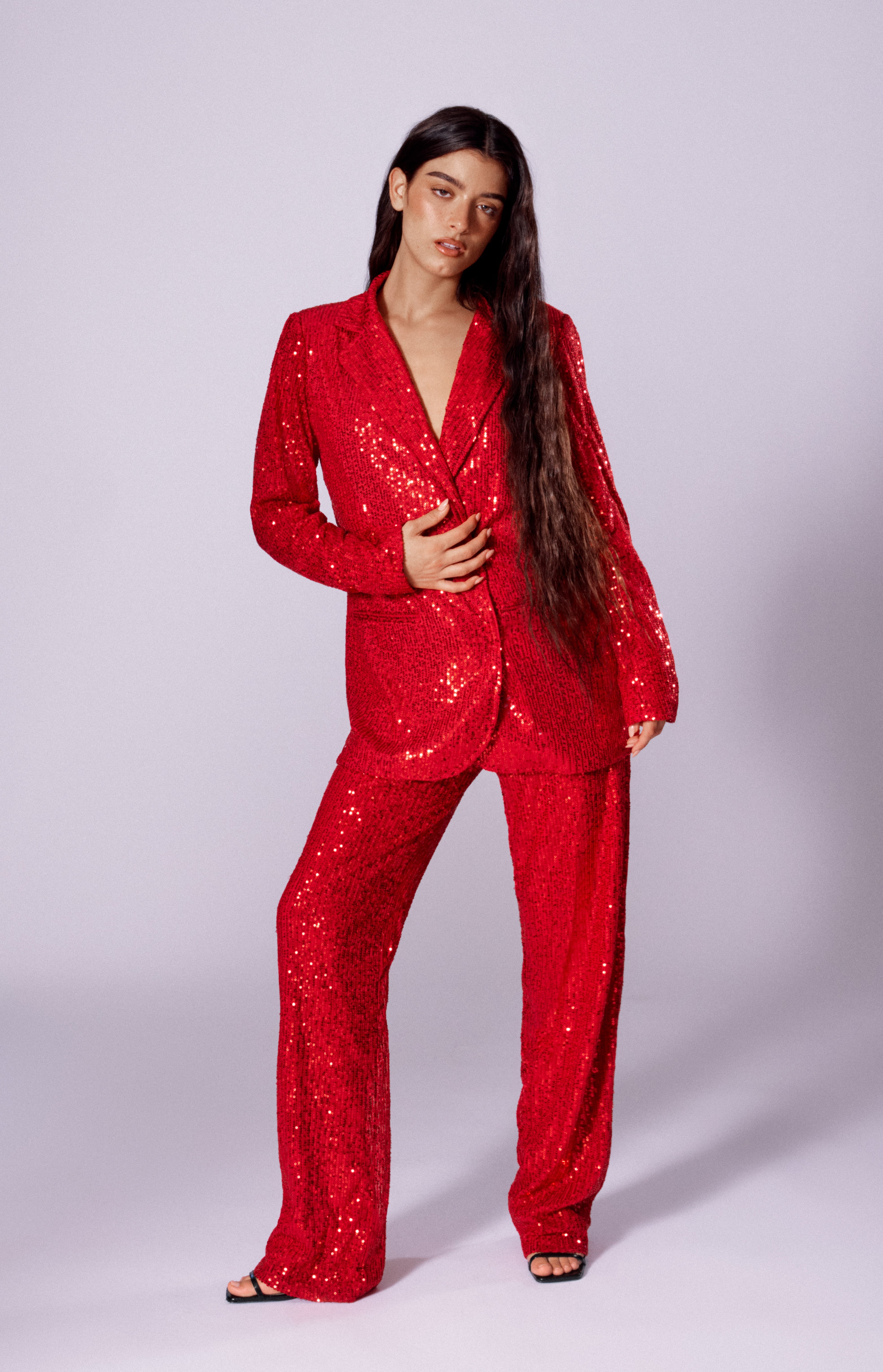 Dixie D’Amelio, ‘tiktoker’: “Hablé de mi trastorno disfórico premenstrual porque no se habla lo suficiente de ello” 1 Blazer y pantalón de lentejuelas, y sandalias de tacón de tiras, de PULL&BEAR.