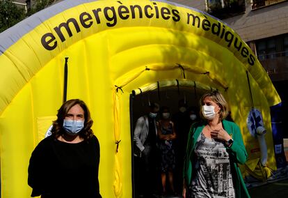 La alcaldesa de Barcelona, Ada Colau, y la consejera de Salud, Alba Vergés, en el barrio del Raval de Barcelona, el pasado mes de septiembre.