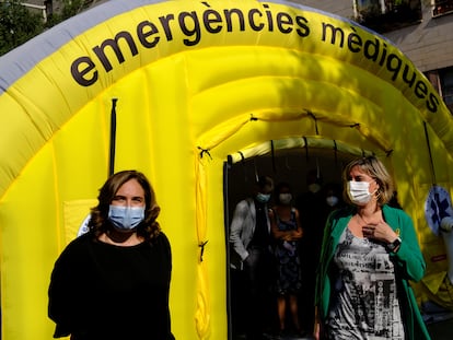 La alcaldesa de Barcelona, Ada Colau, y la consejera de Salud, Alba Vergés, en el barrio del Raval de Barcelona, el pasado mes de septiembre.