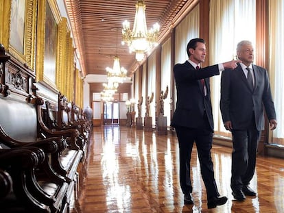 El expresidente Enrique Peña Nieto y Andrés Manue López Obrador, en Palacio Nacional, en 2018.