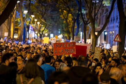 Ambiente de la manifestación en la plaza del Ayuntamiento de Valencia.