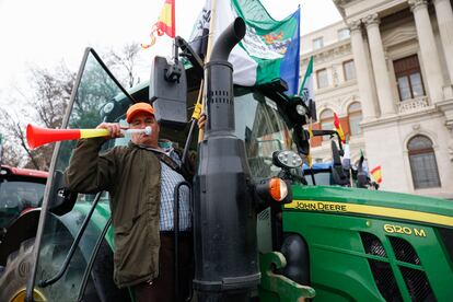 Manifestación de agricultores ante el ministerio, este jueves. 