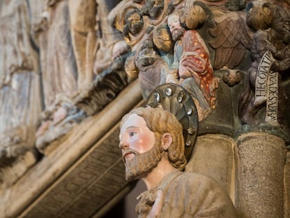 Apóstol Santiago en el parteluz del Pórtico de la Gloria.