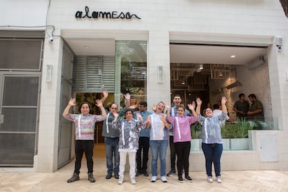 Los empleados de Alamesa saludan frente a la fachada del restaurante, en el barrio porteño de Palermo.