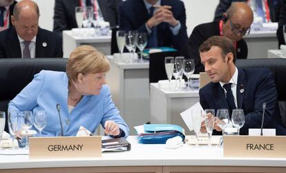 A chanceler alemã, Angela Merkel, e o presidente francês, Emmanuel Macron, hoje em Osaka na cúpula do G20.