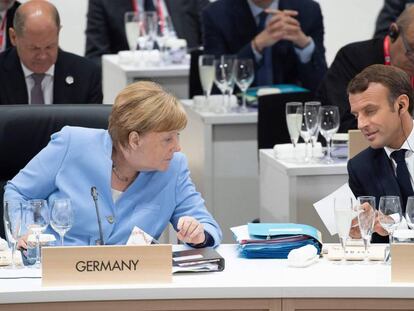 A chanceler alemã, Angela Merkel, e o presidente francês, Emmanuel Macron, hoje em Osaka na cúpula do G20.