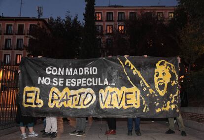 Manifestantes en Dos de Mayo en apoyo al Patio Maravillas.