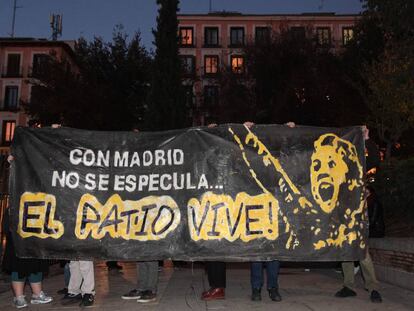 Manifestantes en Dos de Mayo en apoyo al Patio Maravillas.