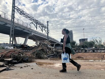 Una vecina de Alfafar carga con dos garrafas de agua ante la falta de suministro.